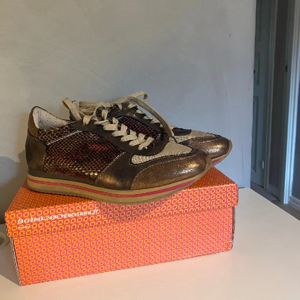 Säljer dessa coola och väldigt unika skorna då de tyvärr inte passar❤️‍🔥❤️‍🔥 de är köpta för 1199kr på en klädesbutik i Malmö (Kenya) som inte längre finns. ✨Storlek 39✨  . Skor.