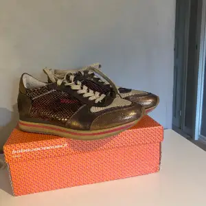 Säljer dessa coola och väldigt unika skorna då de tyvärr inte passar❤️‍🔥❤️‍🔥 de är köpta för 1199kr på en klädesbutik i Malmö (Kenya) som inte längre finns. ✨Storlek 39✨  