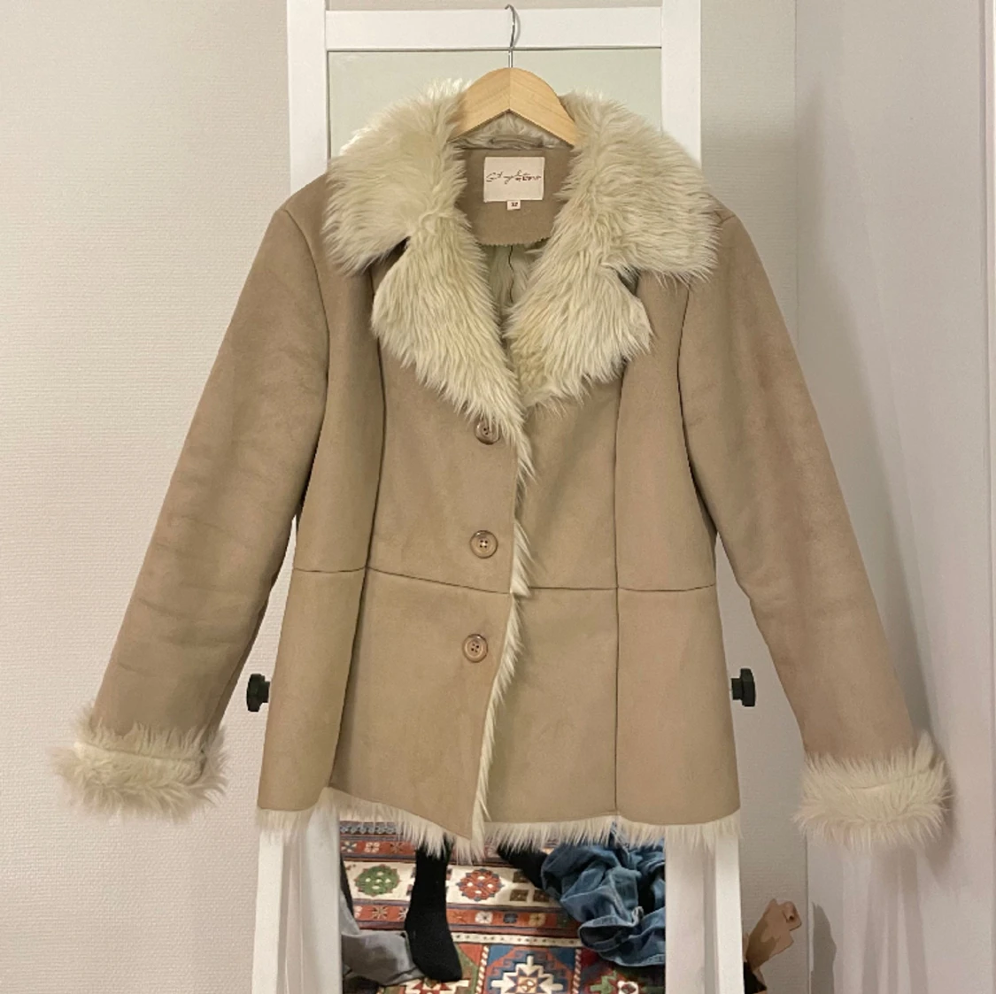 Jacka med pälskrage