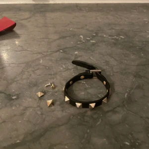 Valentino armband - Valentino armband som jag säljer pga att jag inte får användning för det. Nypris 2800kr   Pris kan diskuteras vid snabb affär!