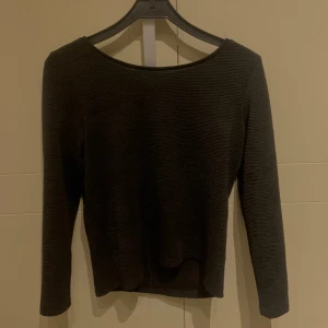 Ribbad svart tröja från bikbok - Ribbad långärmad tröja i storlek xs, använd men bra skick