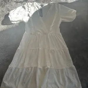 Säljer min vita sommar klänning som aldrig andvänds, prislappen sitter fortfarande kvar