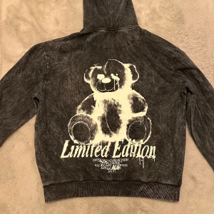 Kofta med tryck på baksida - Säljer min kofta med coolt tryck på baksidan. Köpt för 250, pris går dessutom att diskutera!  Står ej för frakt.