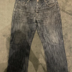 Lacoste jeans - Skick: bra skick, det enda är längst ner på byxorna där den är minimalt sliten som du ser på bilden  Jag är 183 och dem är lite korta på mig. Passar dig perfekt om du är mellan 170-178 cm  