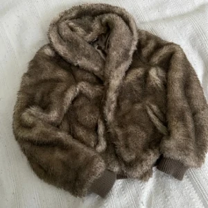 Pälsjacka - säljer denna pälsjacka eftersom det inte riktigt var min stil!! köpte den för 400+frakt och köpskydd❤️