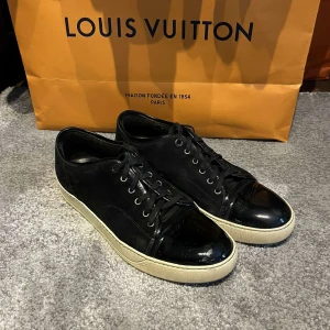 Lanvin skor - Svarta Lanvin skor i storlek 44 (UK10) skicket skulle jag säga är 7/10! Inget og ingår!