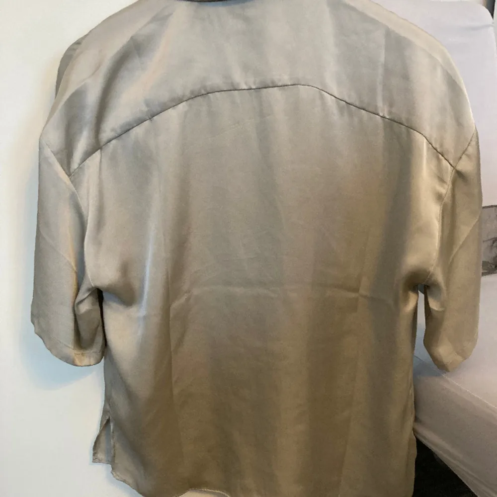 Blus / skjorta med kort ärm i storlek XS. Köpt från H&M. I mycket fint skick. . Blusar.
