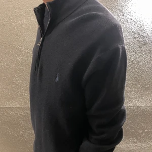 Ralph Lauren Half-Zip - Ralph lauren half zip | Nyskick | Köpt för ca 1700 på NK | Storlek L | Tveka inte på att höra av dig för fler bilder!