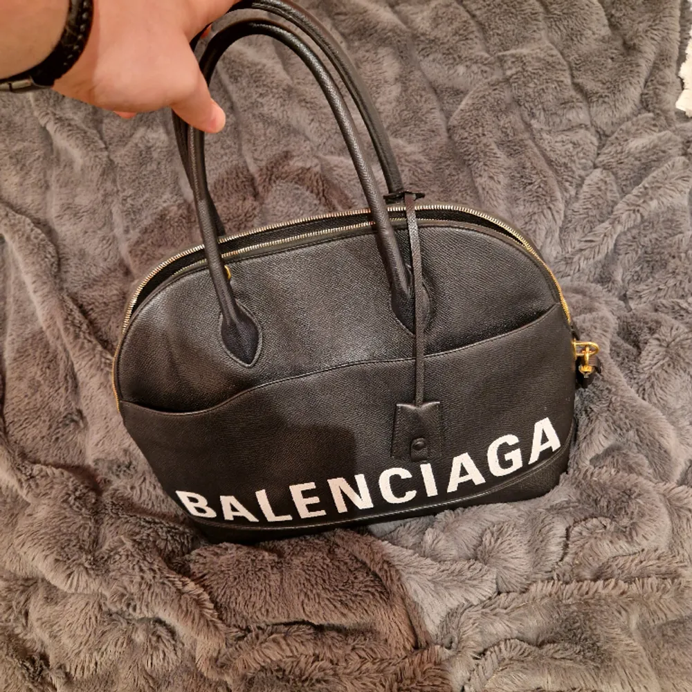 En ny balenciaga väska nästan oanvänd, priset på en helt ny väska är 20 000kr, jag vill sälja det för 10 000kr priset kan förhandlas.. Väskor.