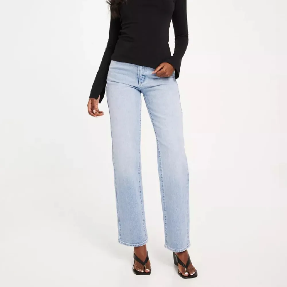 Säljer ett par jeans från abrand i strl 24, modellen straight 94 high waist.  Kan skicka egna bilder vid intresse, byxorna är för små för mig och har därför ej kommit till användning, så är i nyskick!☺️. T-shirts.