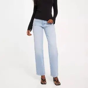 Säljer ett par jeans från abrand i strl 24, modellen straight 94 high waist.  Kan skicka egna bilder vid intresse, byxorna är för små för mig och har därför ej kommit till användning, så är i nyskick!☺️