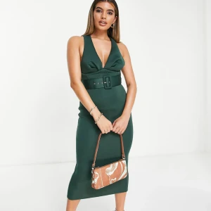 ASOS DESIGN – Skogsgrön midiklänning med skärp och v-ringning  - Oanvänd midiklänning från Asos i färgen skogsgrön som på bild. Medföljer även ett skärp. 