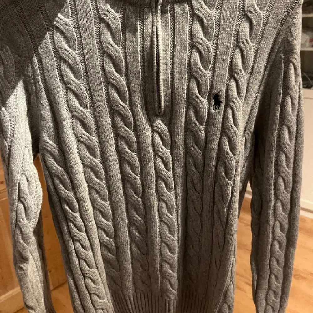 En riktig fet half zip cable knitt från Ralph Lauren perfekt nu inför våren! Pris kan diskuteras vid snabb affär!. Stickat.