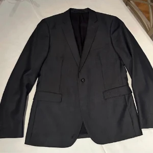 Kavaj från bläck - Endast använd en gång. Nypris 2200kr. Modern slim fit. 