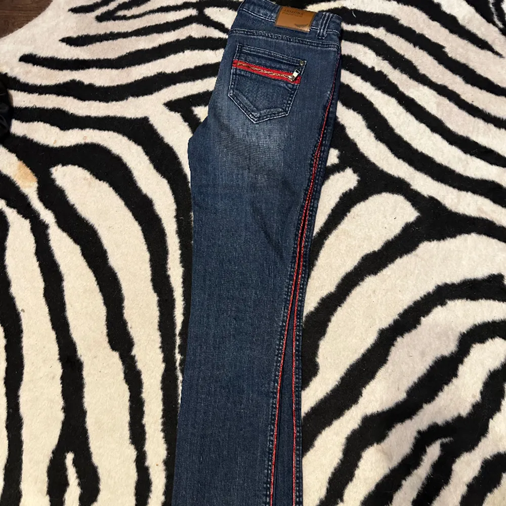 Så coola raka jeans från Arizona med röda detaljer på sidan samt bakfickan, kommer tyvärr inte till användning. Storlek 36, fint skick och inga defekter. Jeans & Byxor.