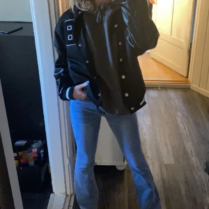 Collegejacka - Säker denna ur snygga jacka! Den har fake skinn på ärmarna och har ett B på ena sidan av jackan!!