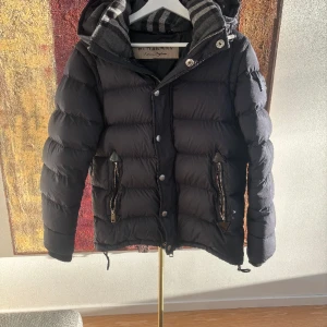 Äkta burberry jacka - Sjukt snygg burberry jacka som även går att göra till en väst! storlek 48 som motsvarar M (S/M). Givetsvis äkta! Passar perfekt till vintern men även vår/höst med väst funktionen 