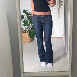 Sjukt snygga lågmidjade jeans från Levis💕 Midjemått: 40cm Innerbenslängd: 78cm 