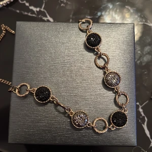 Medellångt halsband  - Superfin 