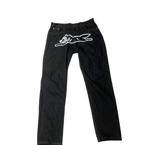 Billionaires Boys club jeans. Aldrig använda och har inga synliga defekter. Size M, pris går att diskutera vid snabb affär och är öppen för byten!🙌🤑