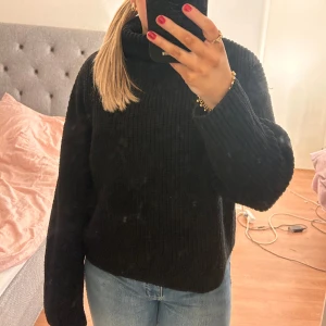 Stickadtröja -  en jättefin och mysig stickad tröja. Sitter jättefint på🥰