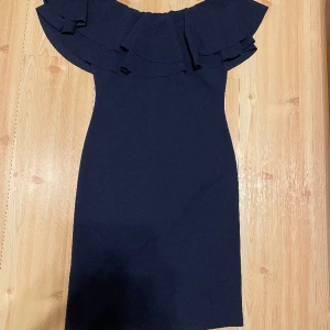 Klänning - Klänning som är använd 1 gång.  Jätte fin på, köpt utomlands i en klänningsbutik.