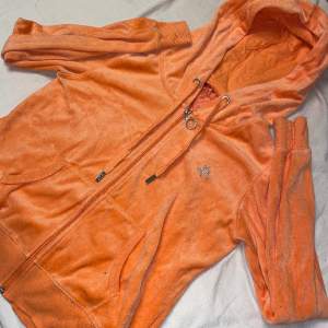 Aprikos/Orange zip up tröja, står size 1, men passar S. Inga defekter och säljs då jag aldrig riktigt använt den