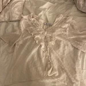 populär zara blus  - säljer min zara blus för använder den inte längre. den är i storlek M men passar mig som har Xs