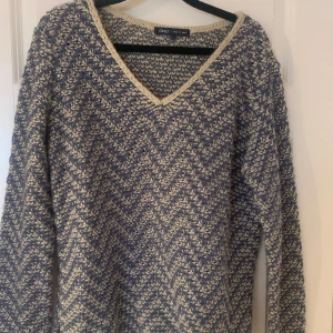 Stickad tröja  - Stickad tröja från only, storlek L men skulle säga att den är mer som en s/m. Aldrig använd av mig men köpt second hand. Köparen står för frakt. 