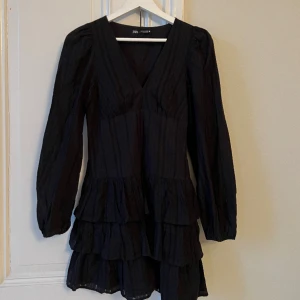 Zara klänning - Säljer denna superfina klänningen från Zara. Den är endast använd en gång.