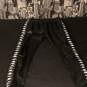 Kappa byxor  - Kappa byxor i storlek L sitter som M 