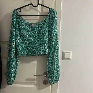 Grön blus - Fin figurnära blus. Sitter löst vid armarna och är lite som en croptop  