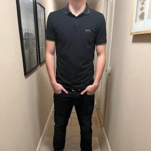 Boss piké - Bra skick inga defekter. Stor i storlek passar S/M.