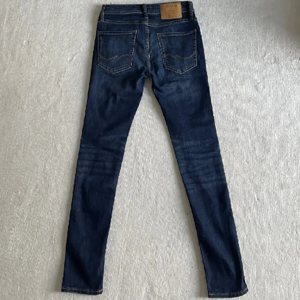 Säljer nu mina jeans från jack and jones, jeans bär modelen liam, vilket är skinny/slim, 9/10 inga defekter, mitt pris 300 kr, om du har några funderingar skriv bara 💪. Jeans & Byxor.