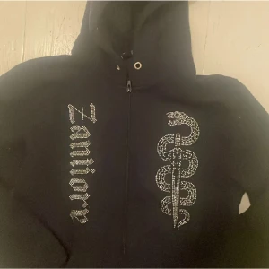 Zantiore rhinestone hoodie - Hej, säljer min rhinestone hoodie från Zantiore som var en limiterad kollektion och går ej att få tag på nu. Är använd noll gånger och allt som poly bags följer me.
