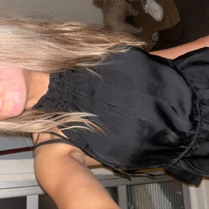 Svin snygg topp  - En topp/blus som passar perfekt till fester och sommaren svin snygg och helt ny pris lapp är kvar nypris 230kr från Vera Moda 