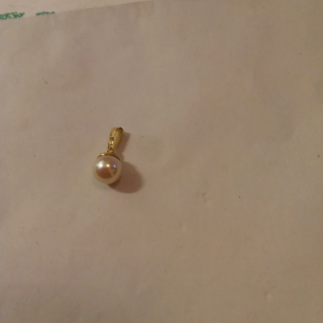 Hänge med vit pärla guldfärgad . - 90