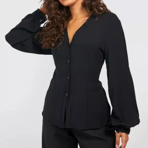 Blus - Perfket blus som sitter sjukt bra på kroppen. Köpte den i två storlekar och säljer därför denna.   Den är endast provad och lappen finns kvar.