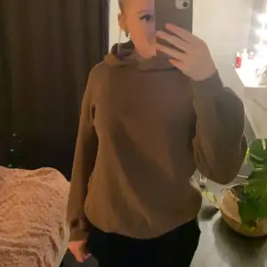 Jättefin brun hoodie från Gina Tricot❤️