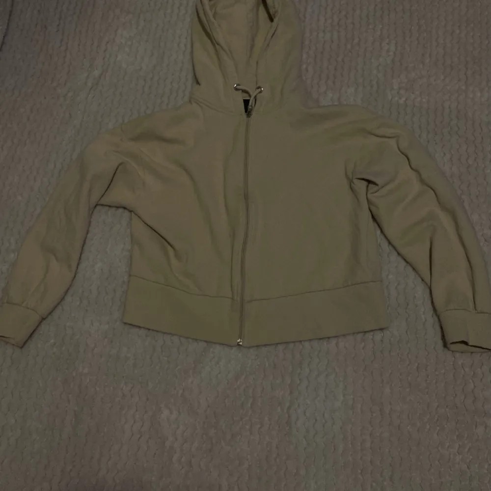 Den är kort, inte så tjockt material, är kort kommer ungerske upp till magen. Beige färg. Storleken går både för S och XS. Neuletakit & Villapaidat.