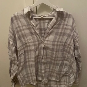 Blus - Jättefin blus! Säljer för att den inte används längre. Skriv för mer info eller fler bilder🩷