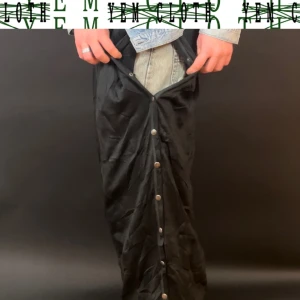 Snap button pants parachute militairy - Hel stängning med tryckknappar nerför båda byxbenen och justerbar i midjan, inga tecken på slitage  Fungerar lika bra över andra byxor som de gör på egen hand  Flera storlekar tillgängliga, vänligen fråga innan köp