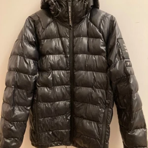 Peak Perfomance Tomic Jacket - Svart Peak Perfomance Tomic Jacket Använt men fint skick Nypris ca 1800