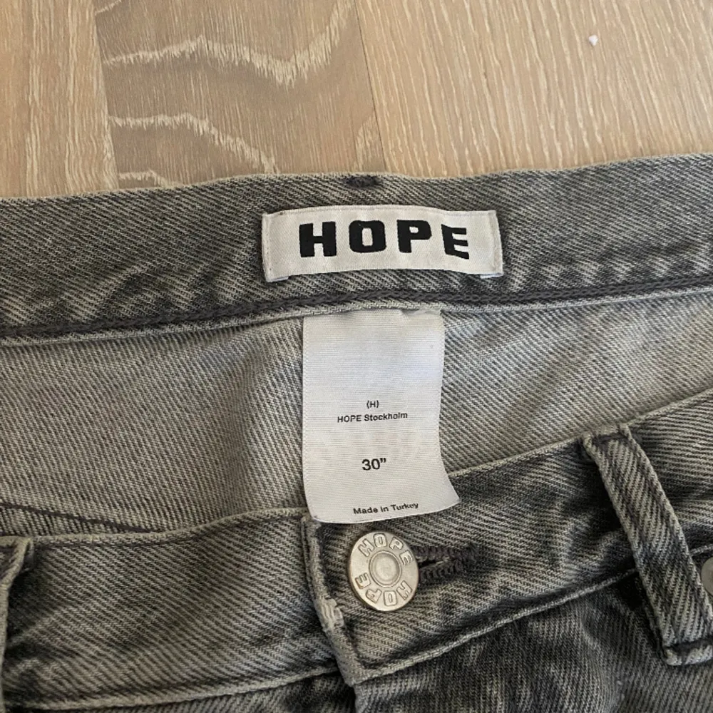 Jeans från Hope, hål i höger framficka därav lägre pris. Inga skador i övrigt men i använt skick.. Jeans & Byxor.
