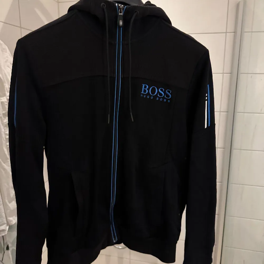 Fin Hugo boss kofta. Går ej att få tag i längre Cond 7/10 Storlek M Pris 950. Tröjor & Koftor.