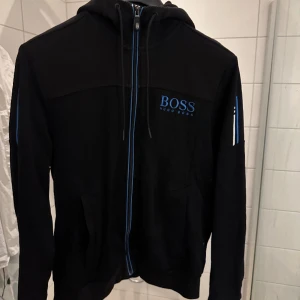 Hugo boss kofta - Fin Hugo boss kofta. Går ej att få tag i längre Cond 7/10 Storlek M Pris 950