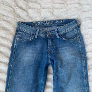 supersnygga lågmidjade utsvängda jeans i såå fin blå färg med snygga fickor💗betalning sker via köp-nu!
