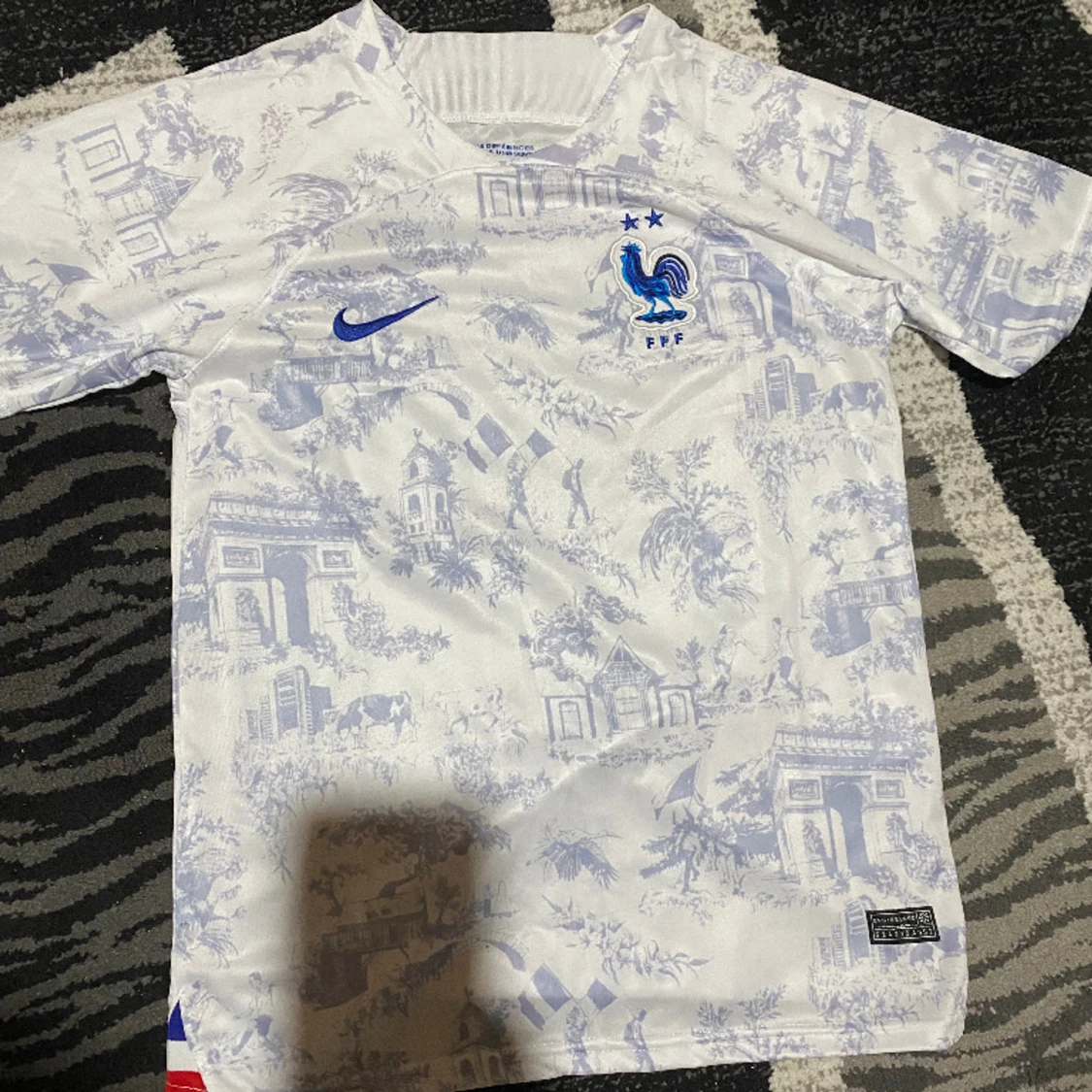 Två fotbollströjor