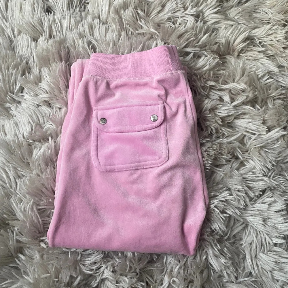 Såååå fina rosa juicy byxor, väldigt sparsamt använda. Byxorna är uppsydda i benen så dem är som XS i längden och S i midjan. 🩷 Köparen står för frakt📦. Jeans & Byxor.