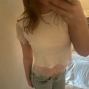vit spettströja - superfin vit spettströja❤️ det står inte vart den är ifrån  men passar mig som brukar ha xs-s superbra skick aldrig använd💗